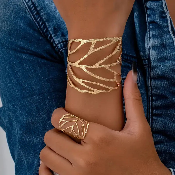 Elegantes brazalete vintage con motivo de hoja