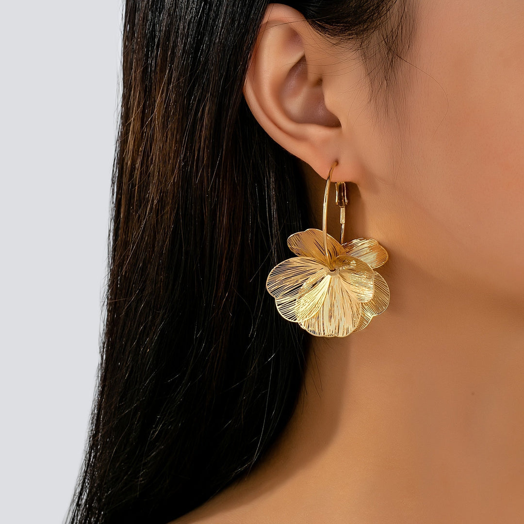 Aretes de color oro sobredimensionados