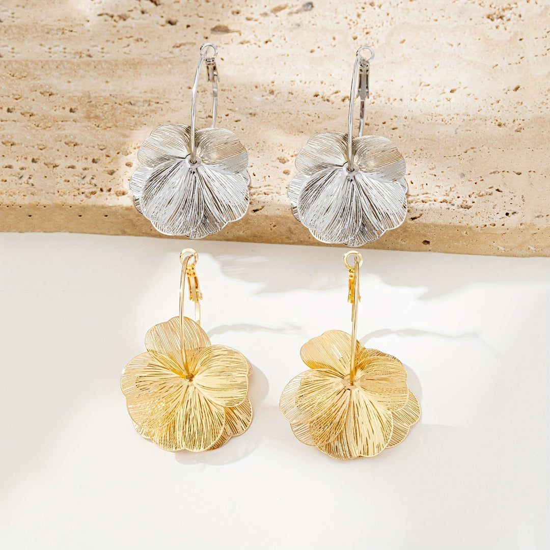 Aretes de color oro sobredimensionados
