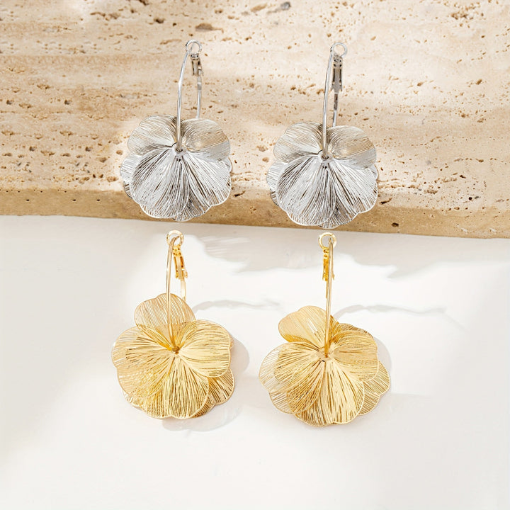 Aretes de color oro sobredimensionados