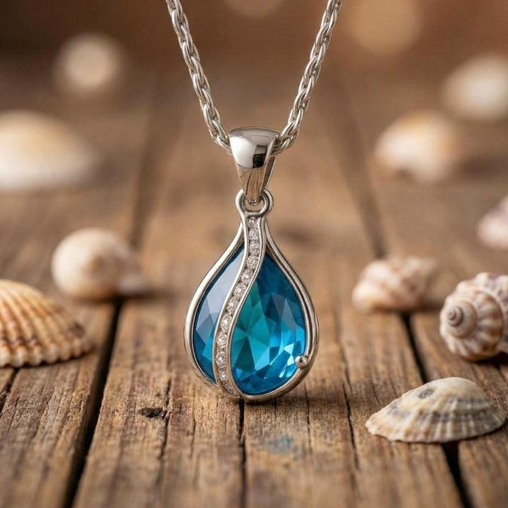 Gota de Luz – Collar con Zirconio Azul y Acabado en Color plata