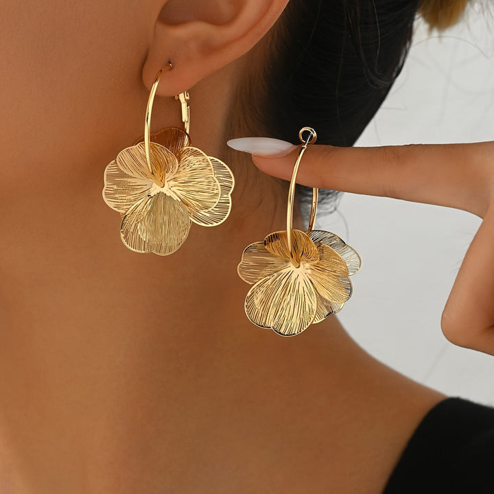 Aretes de color oro sobredimensionados
