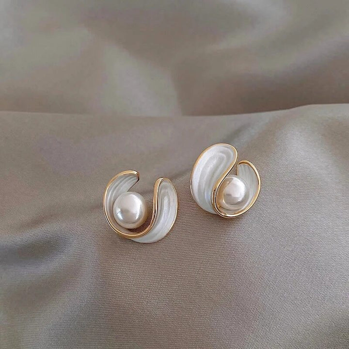Pendientes color oro y esmalte blanco