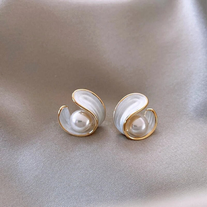 Pendientes color oro y esmalte blanco