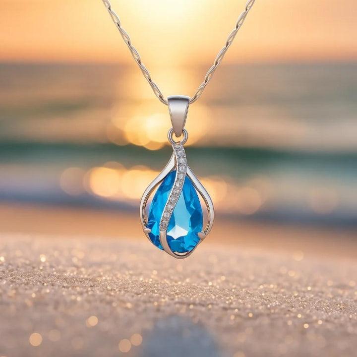 Gota de Luz – Collar con Zirconio Azul y Acabado en Color plata