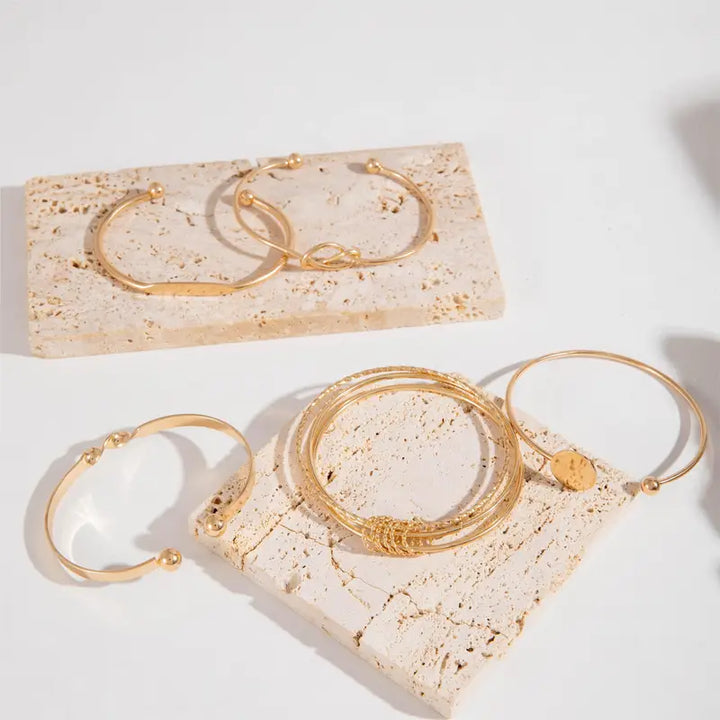 Conjunto de Pulseras de Color oro con Elegancia Sofisticada y Nudos