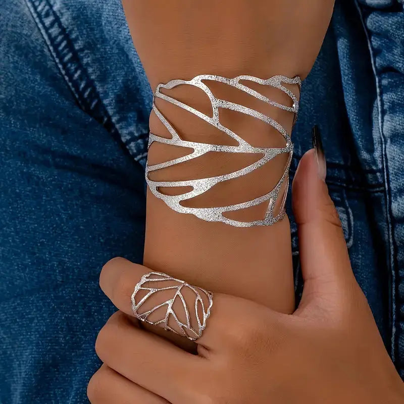Elegantes brazalete vintage con motivo de hoja