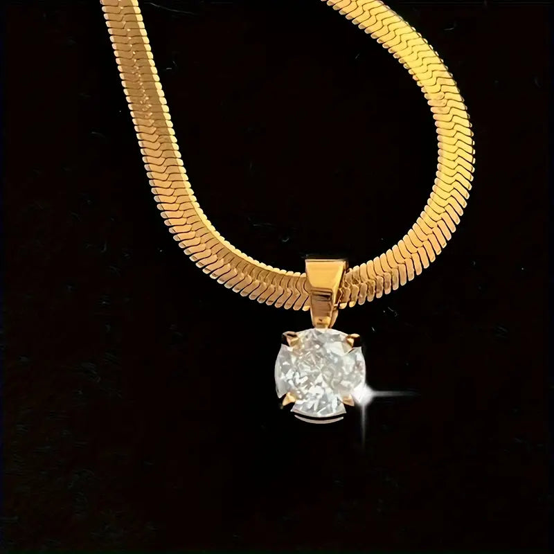 Elegante collar con colgante de strass color oro