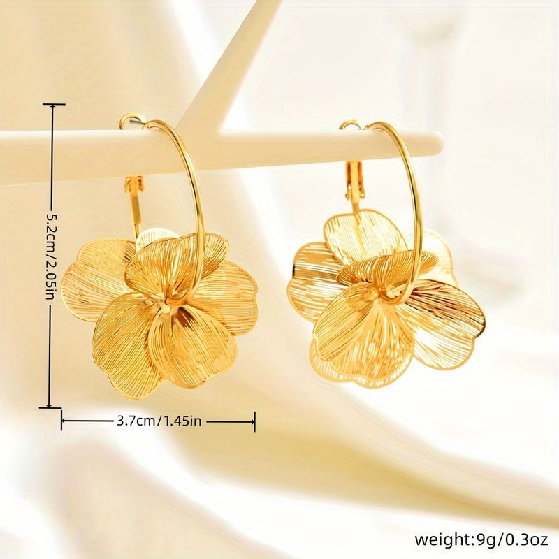 Aretes de color oro sobredimensionados