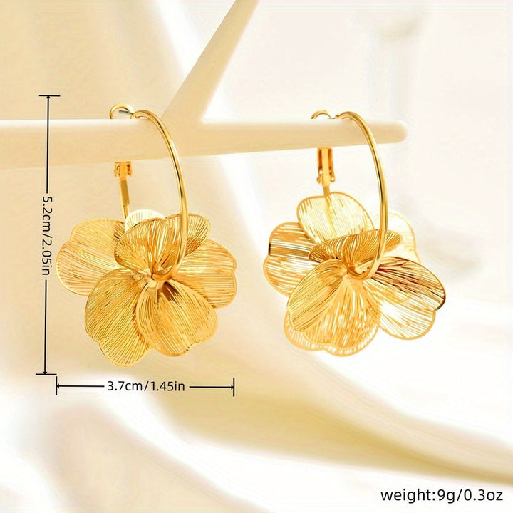 Aretes de color oro sobredimensionados