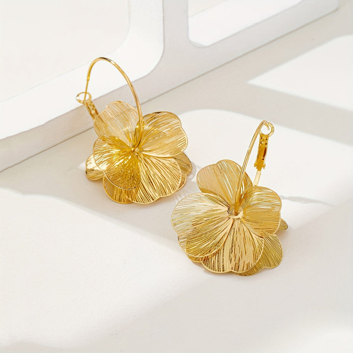 Aretes de color oro sobredimensionados