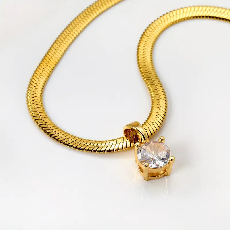 Elegante collar con colgante de strass color oro
