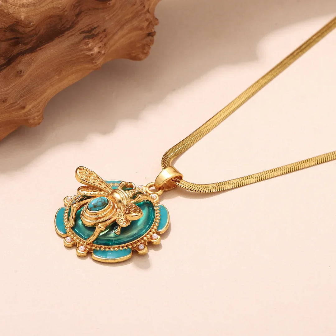 Collar con Colgante de Abeja en Color oro Chic y Turquesa