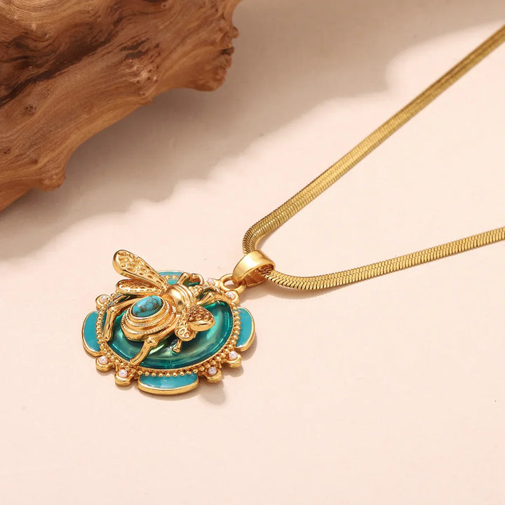 Collar con Colgante de Abeja en Color oro Chic y Turquesa