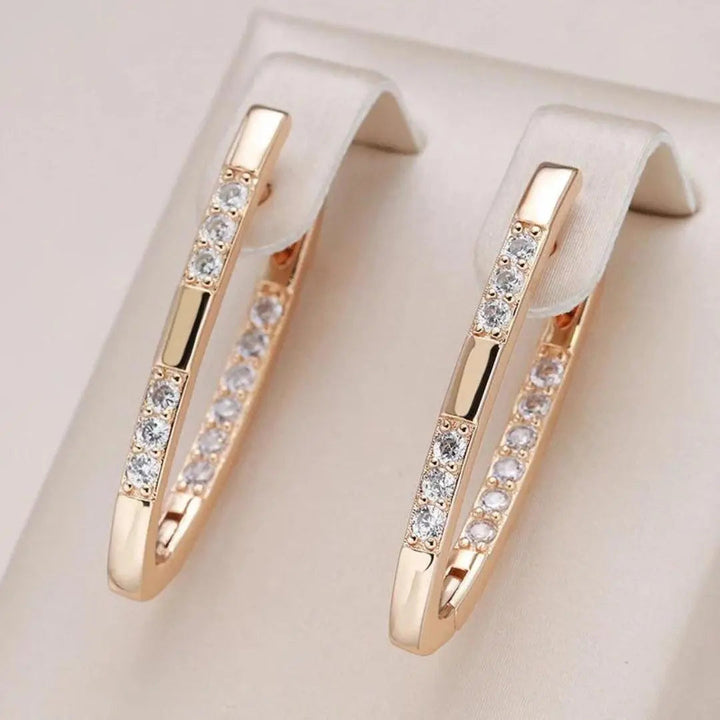 Pendientes exigentes con piedras de circonio
