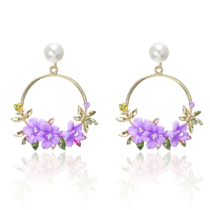Elegantes pendientes de color oro con flores