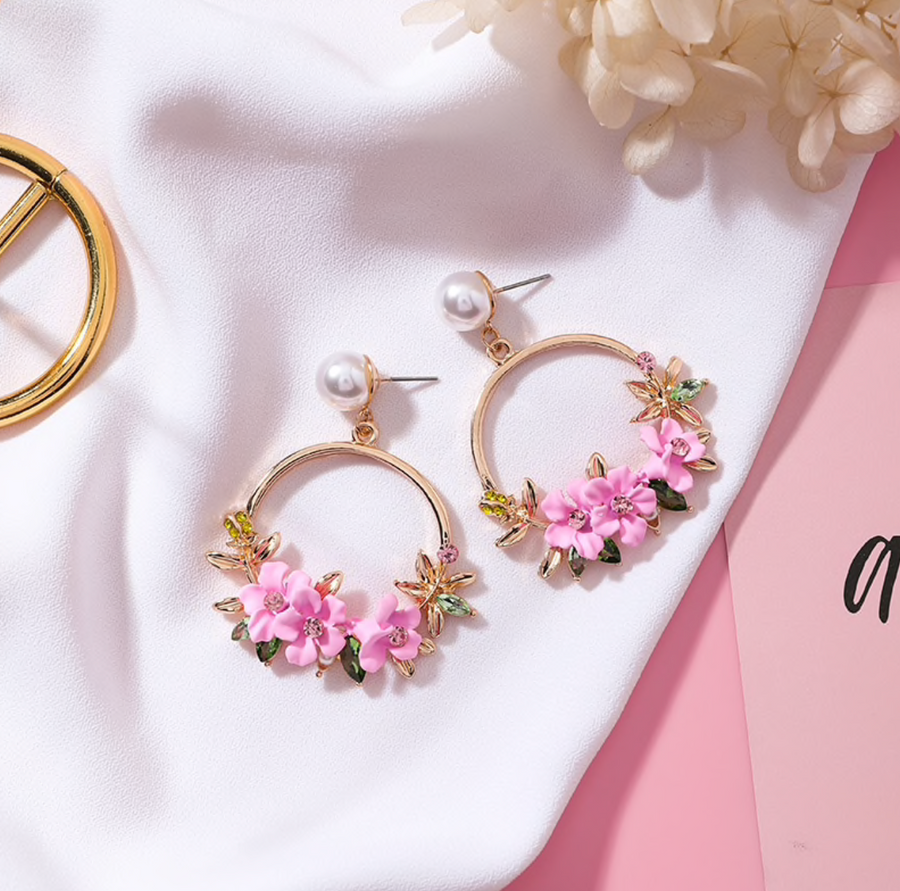 Elegantes pendientes de color oro con flores