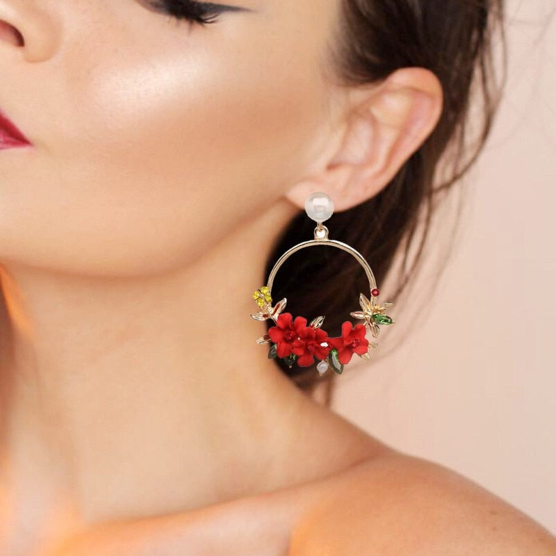 Elegantes pendientes de color oro con flores