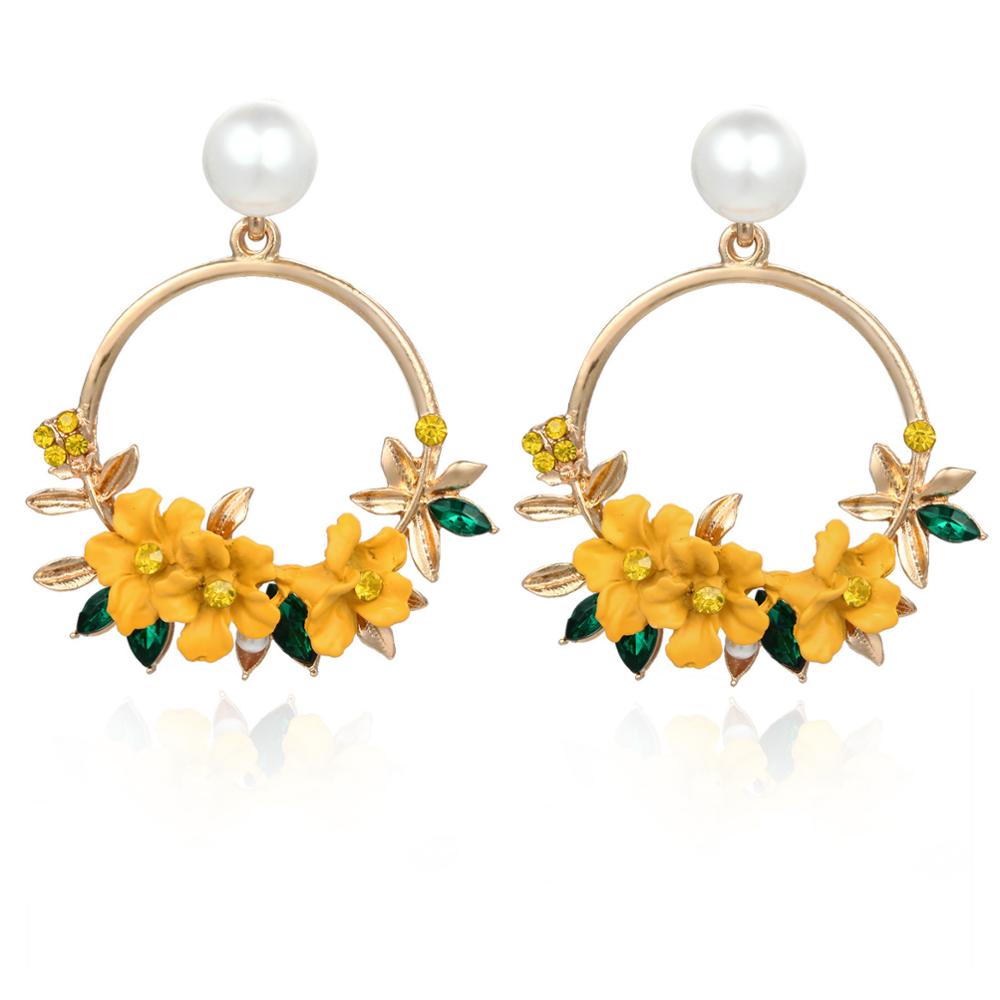 Elegantes pendientes de color oro con flores