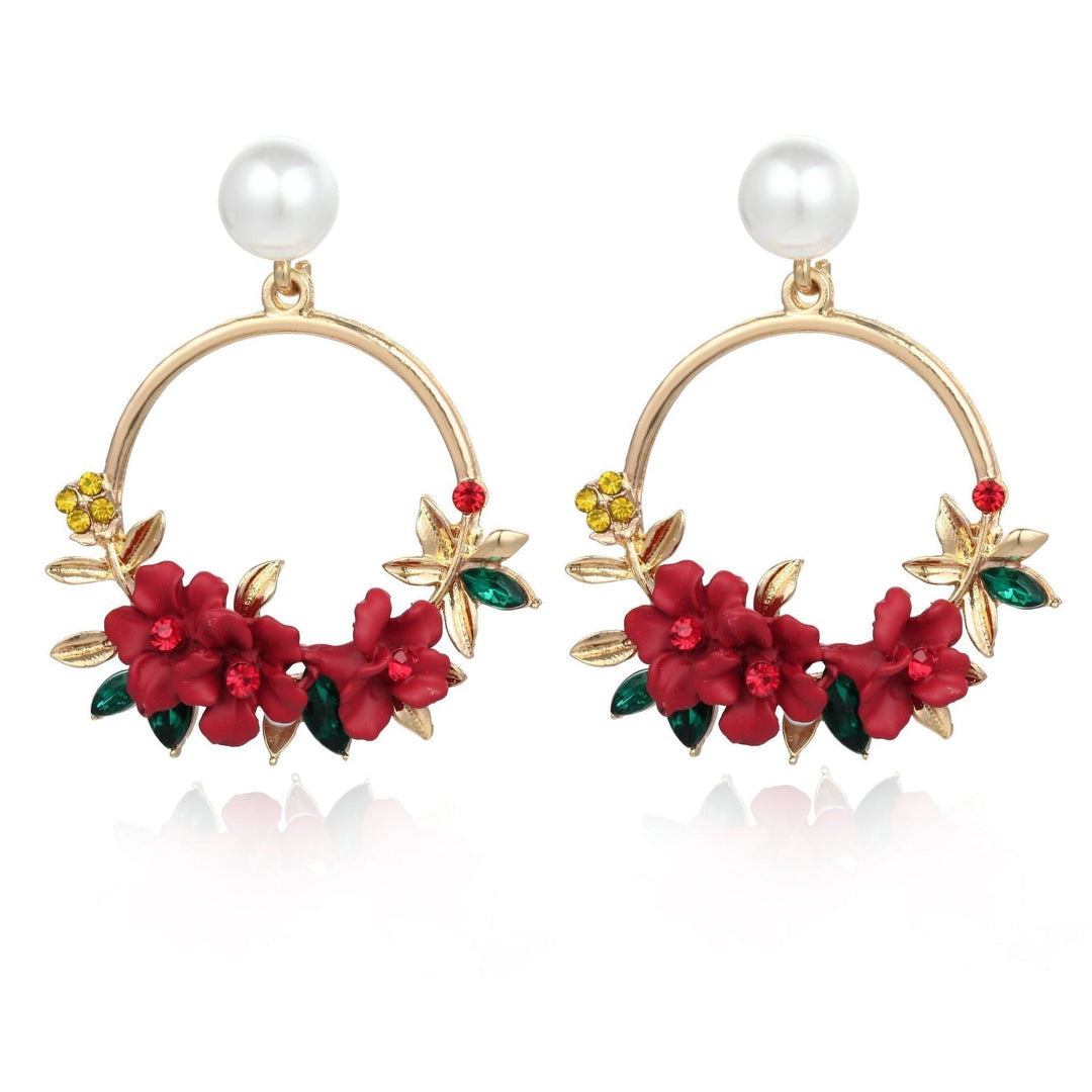 Elegantes pendientes de color oro con flores