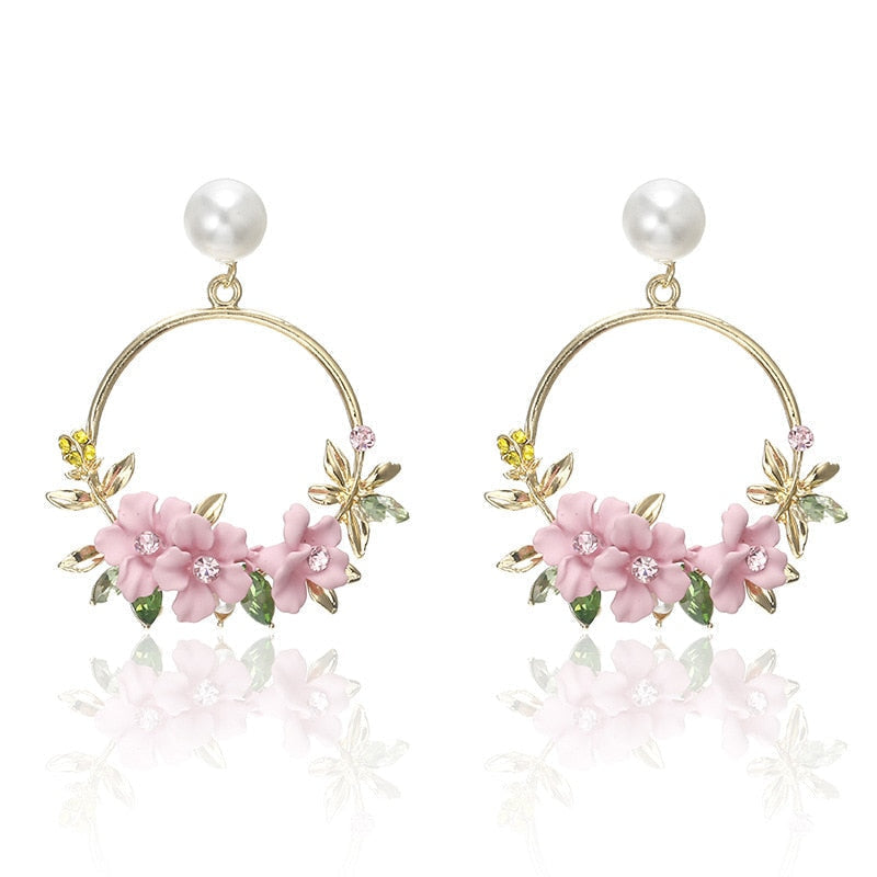 Elegantes pendientes de color oro con flores