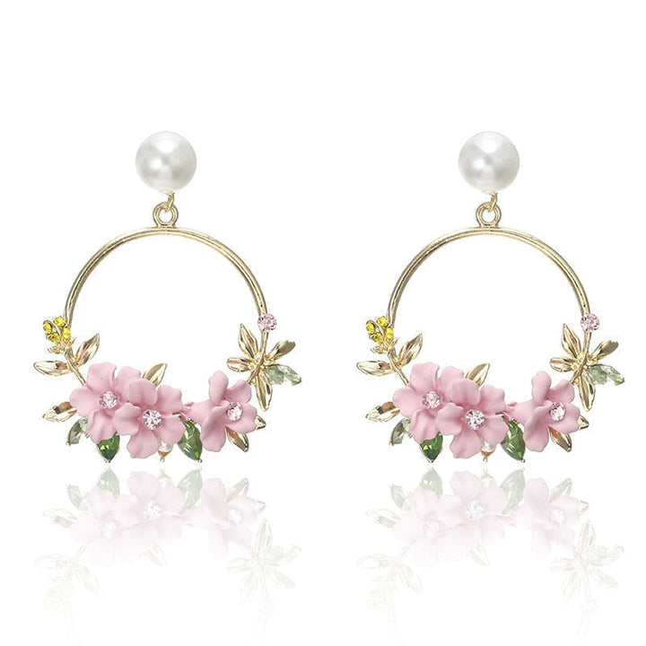 Elegantes pendientes de color oro con flores