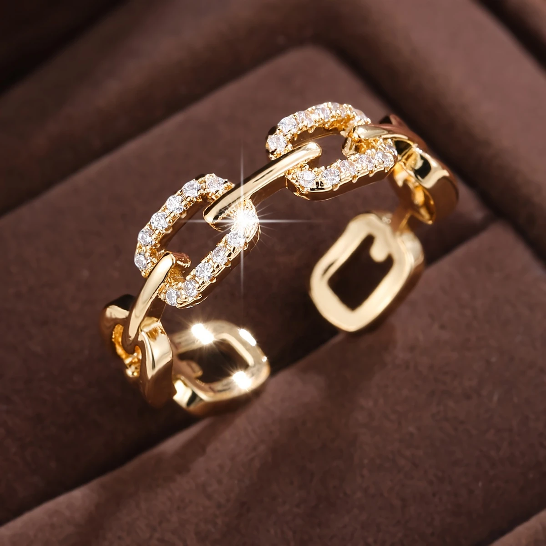 Anillo de oro con cadena brillante