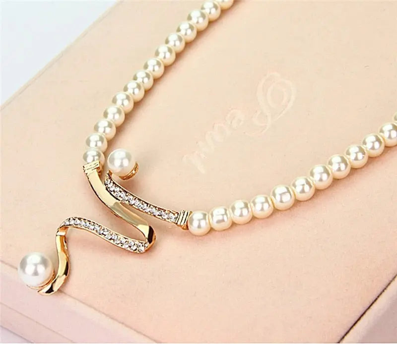 Conjunto de Joyería Naturales: Collar y Pendientes