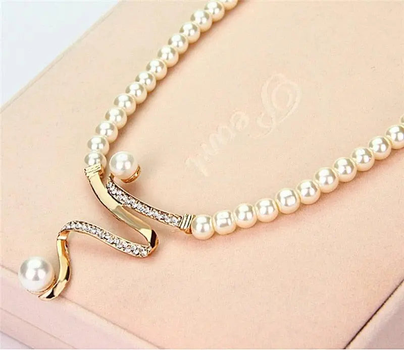 Conjunto de collar y aretes naturales