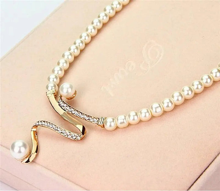 Conjunto de collar y aretes naturales