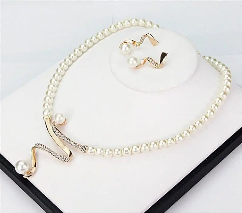 Conjunto de collar y aretes naturales