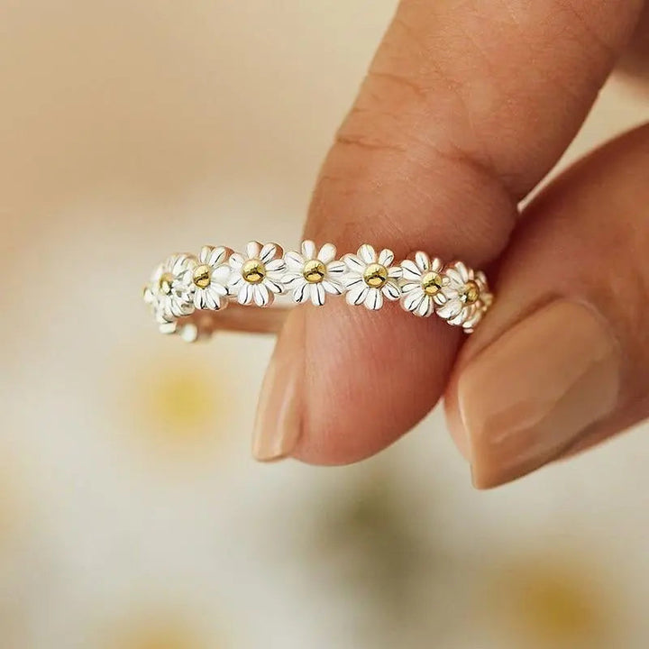 Anillo de margarita color plata con esmalte pintado a mano