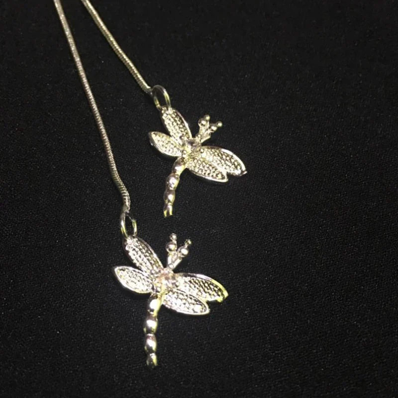 Collar colgante de libélula de color plata esterlina