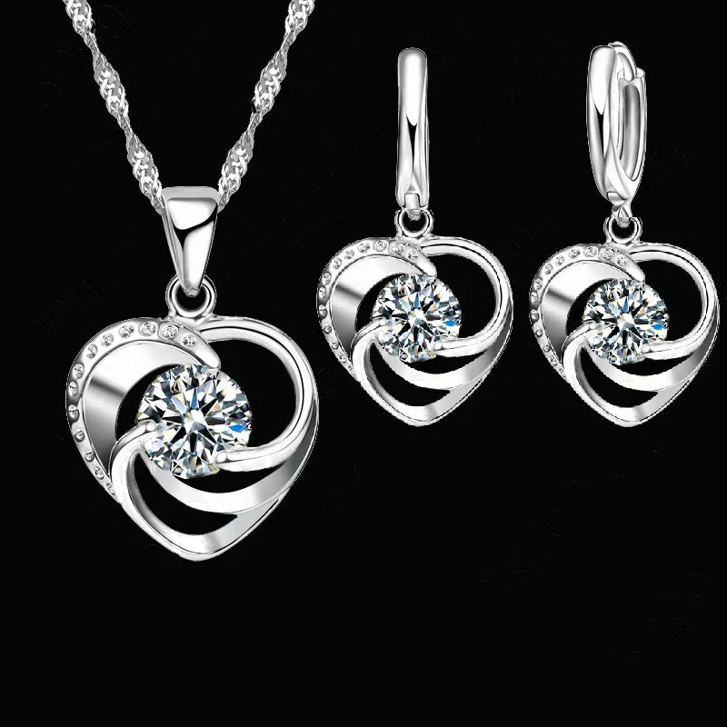 Collar y aretes de corazón de color plata esterlina