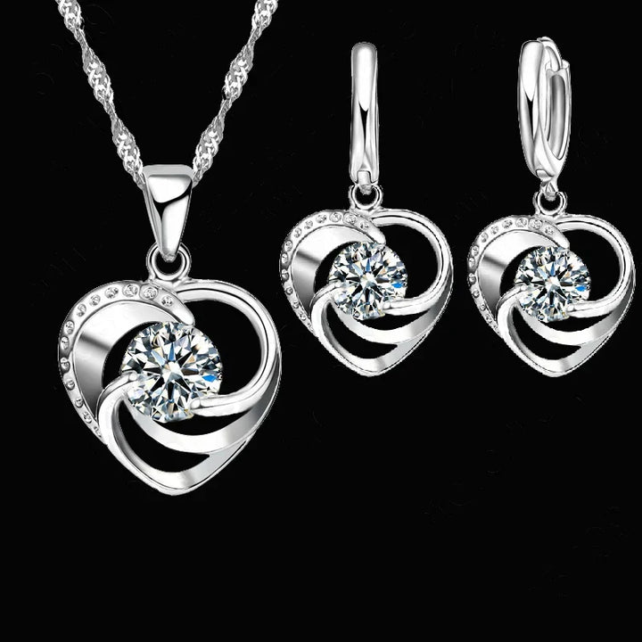 Collar y aretes de corazón de color plata esterlina
