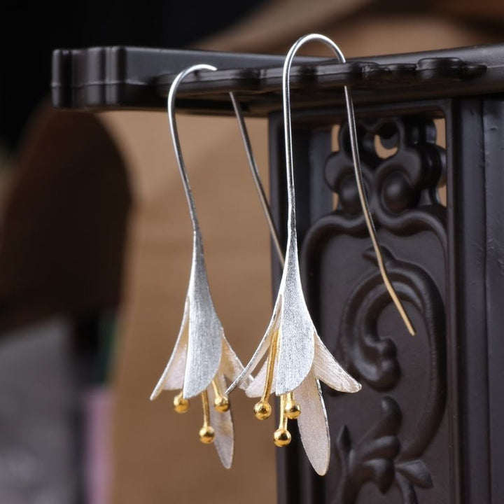 Elegantes pendientes de flores de color plata