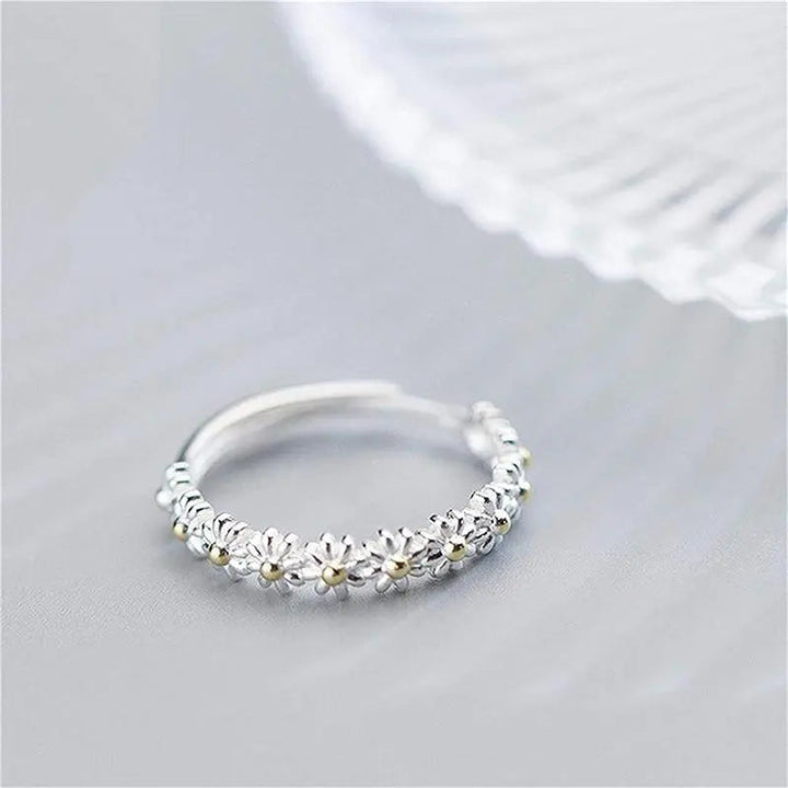 Anillo de margarita color plata con esmalte pintado a mano