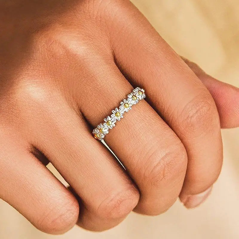 Anillo de margarita color plata con esmalte pintado a mano