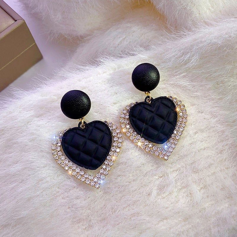 Pendientes de corazón negro en color oro