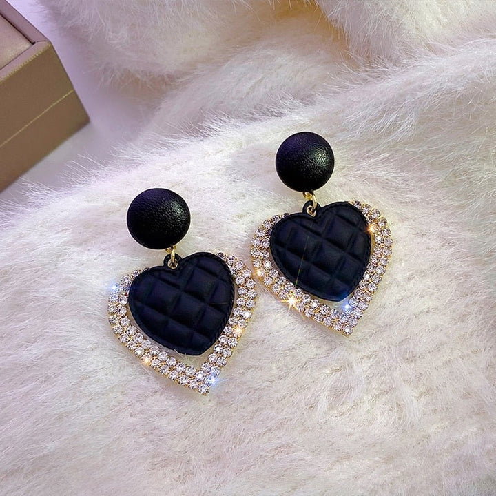 Pendientes de corazón negro en color oro