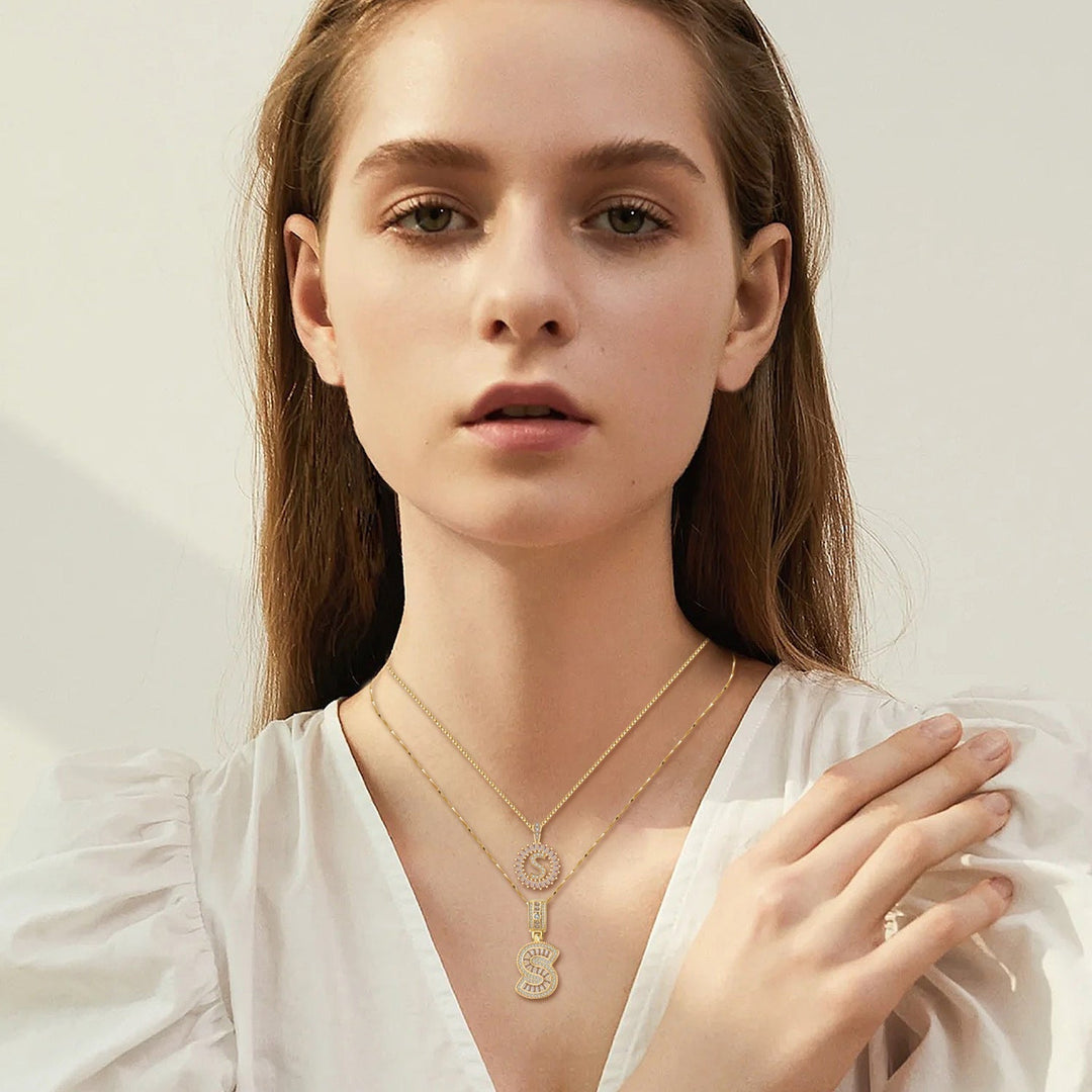 Collar con Inicial de Letra de Color oro Pavé Elegante