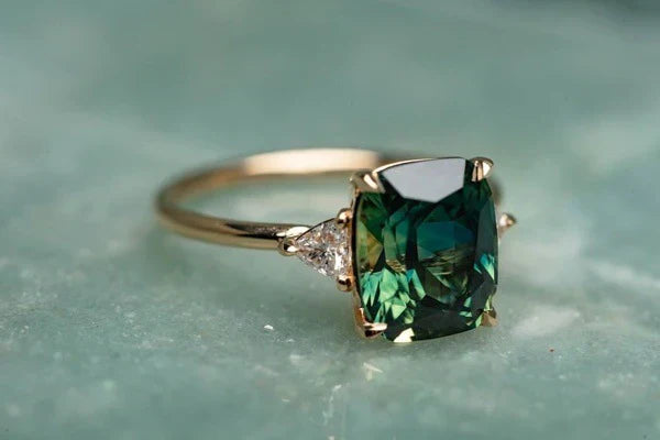Anillo de color oro con gema de inspiración vintage