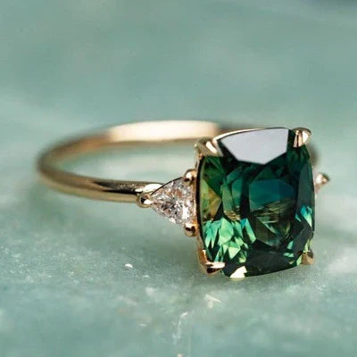 Anillo de color oro con gema de inspiración vintage