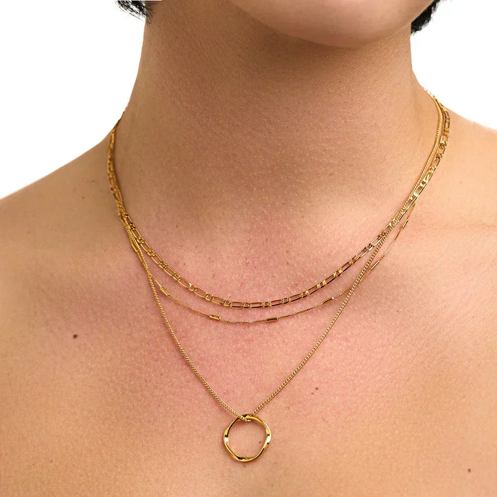 Collar de tres hileras en color oro