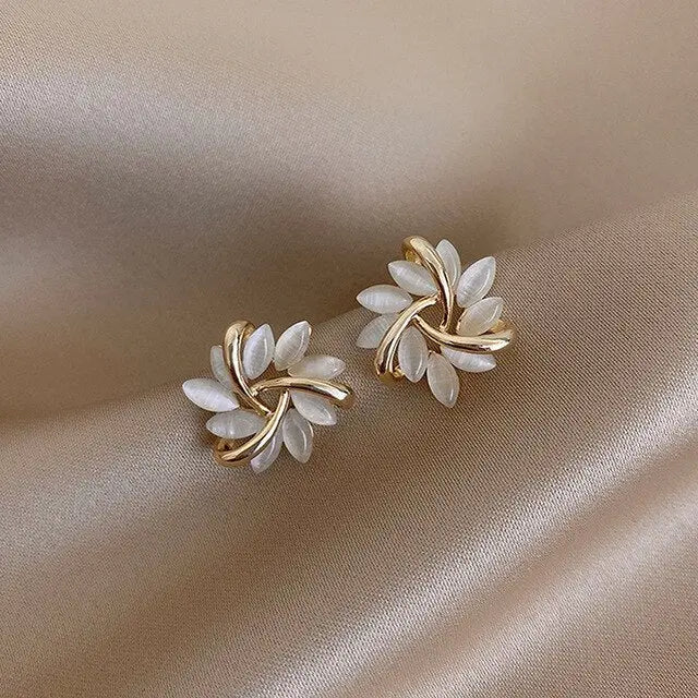 Pendientes de perno de ópalo blanco con hoja color oro