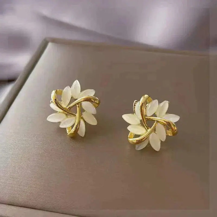 Pendientes de perno de ópalo blanco con hoja color oro