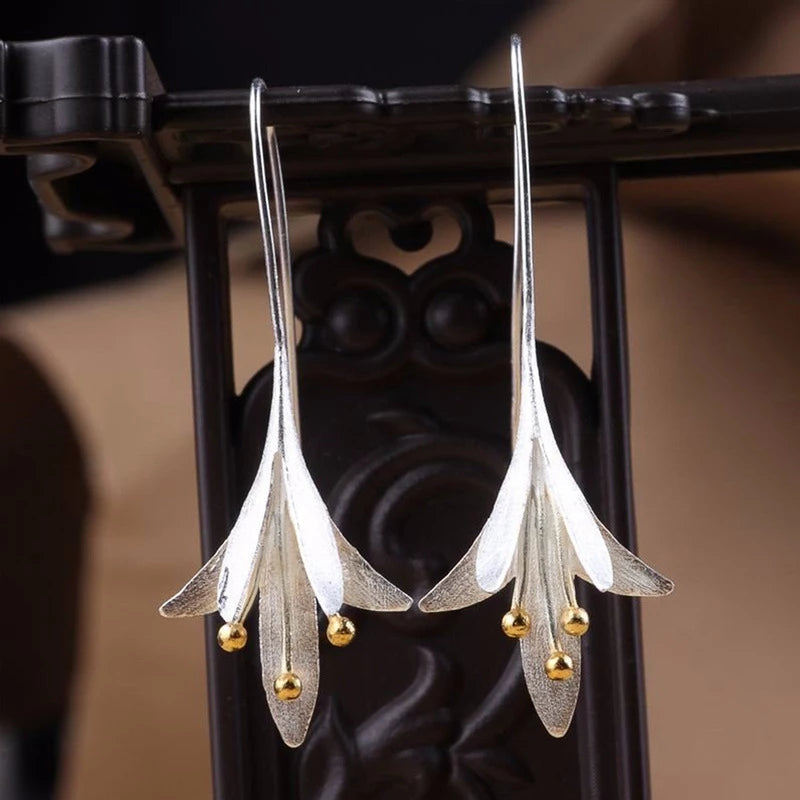 Elegantes pendientes de flores de color plata