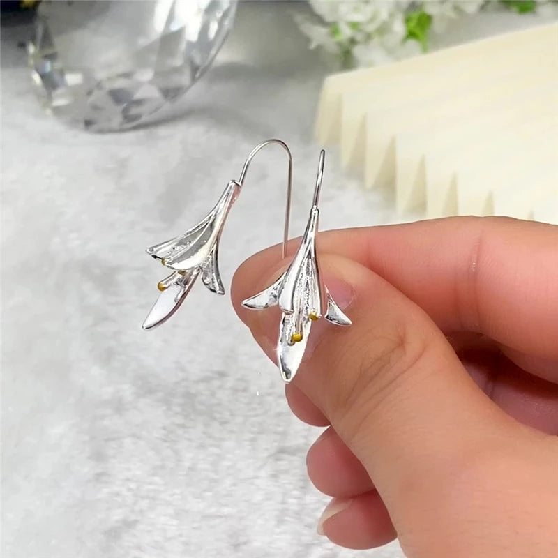 Elegantes pendientes de flores de color plata