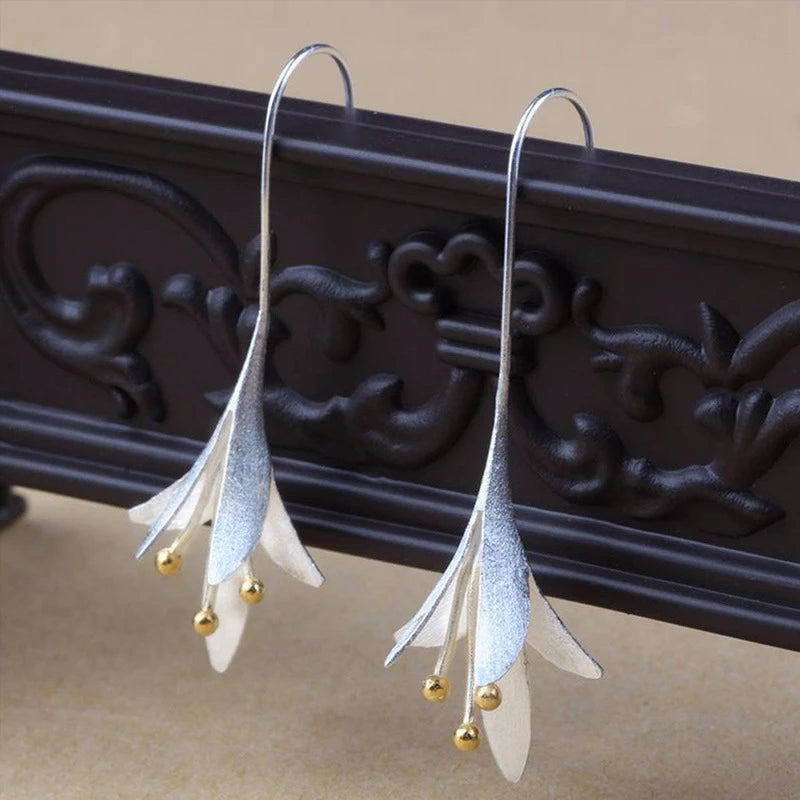 Elegantes pendientes de flores de color plata