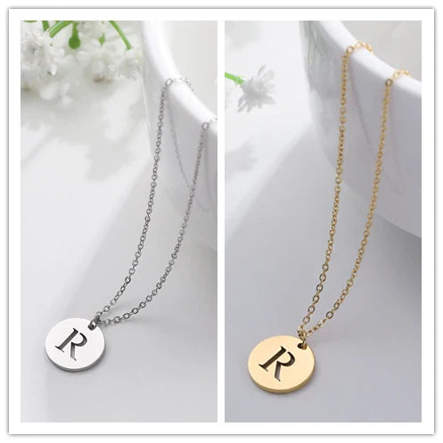 Elegante collar con colgante de letras color oro